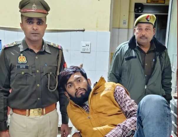 फिरोजाबाद: मुठभेड़ में तीन बदमाश गिरफ्तार, गोली लगने से हुए घायल