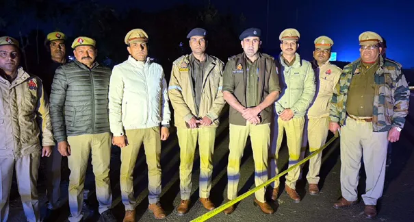 फिरोजाबाद: मुठभेड़ में तीन बदमाश गिरफ्तार, पुलिस की गोली से घायल