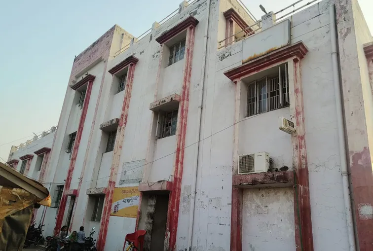 फिरोजाबाद: मुख्य डाकघर में सक्रिय लोग सुविधा शुल्क देकर करा देते है चंद मिंटो में आधार अपडेट