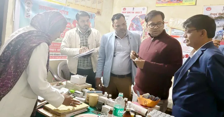 फिरोजाबाद: डीएम ने आरोग्य मंदिर उपकेंद्र फरीदा का किया निरीक्षण