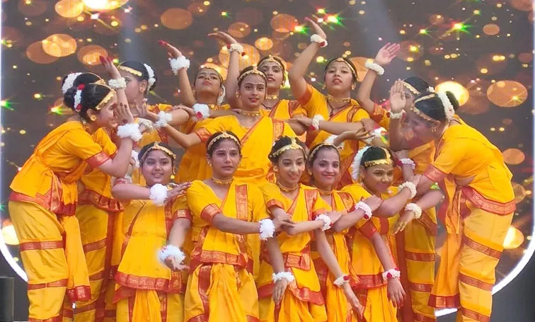 फिरोजाबाद: वर्षिकोत्सव में नन्हें-मुन्ने बच्चों ने मचाया धमाल