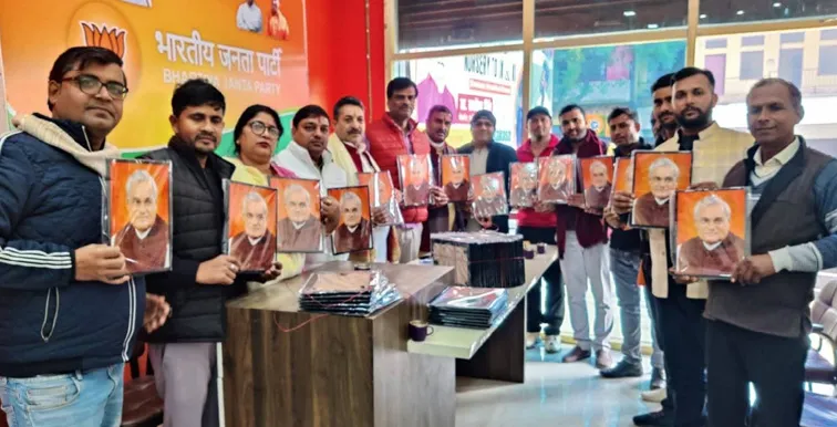 फिरोजाबाद: भाजपा ने पूर्व प्रधानमंत्री अटल बिहारी जयंती की पूर्व संध्या पर सजाई दीपमालिका