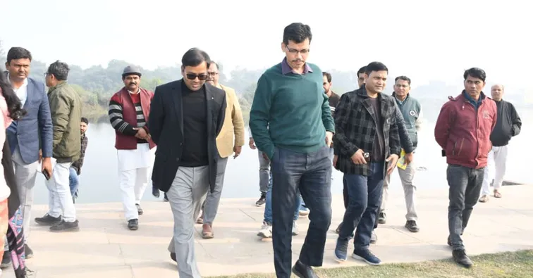 फिरोजाबाद: पुन जीवित की गई सिरसा नदी का नोडल अधिकारी ने किया निरीक्षण