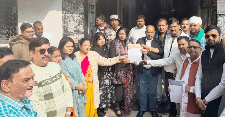 फिरोजाबाद: व्यापारियो ने सहायक नगर आयुक्त को सौंपा ज्ञापन