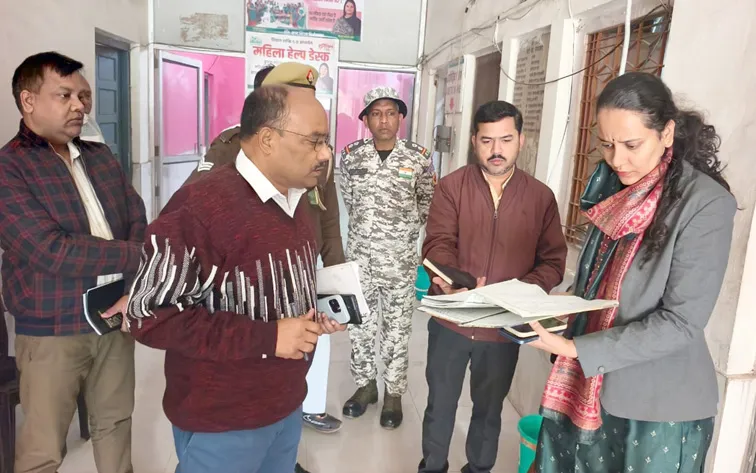 फिरोजाबाद: नगर आयुक्त ने निगम कार्यालयों का किया औचक निरीक्षण, देखी व्यवस्थाऐं