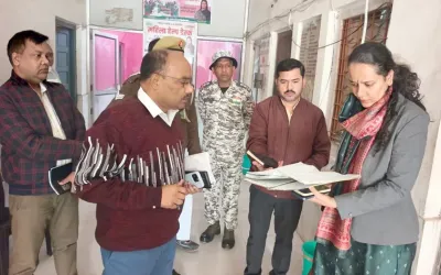 फिरोजाबाद: नगर आयुक्त ने निगम कार्यालयों का किया औचक निरीक्षण, देखी व्यवस्थाऐं