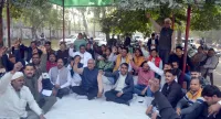 फिरोजाबाद: सचिव, कर्मचारी ने मांगों को लेकर ब्लाकों पर दिया धरना