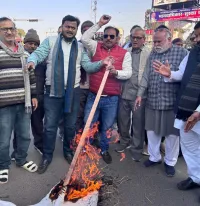 फिरोजाबाद: बांग्लादेश में हिंदूओं पर हो रहे अत्याचार के विरोध में व्यापारियों ने किया आक्रोश प्रकट