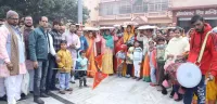 फिरोजाबा: गाजे-बाजे के साथ निकली मॉ भगवती की पोशाक यात्रा