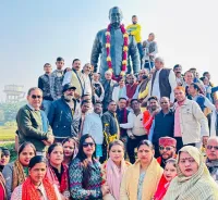 फिरोजाबाद: जनप्रतिनिधियों ने अटल जी की प्रतिमा पर माल्यार्पण कर किया नमन