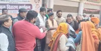 फिरोजाबाद: व्यापार मंडल के स्थापना दिवस पर गरीबों को बांटे कंबल
