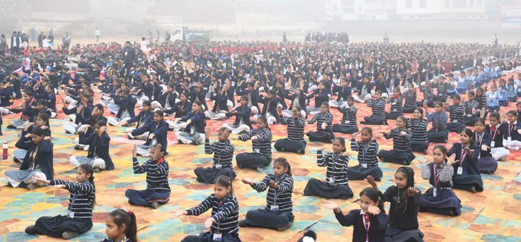 फिरोजाबाद: योग केवल शरीर को साधने की क्रिया नहीं, बल्कि चरित्र निर्माण का आधार