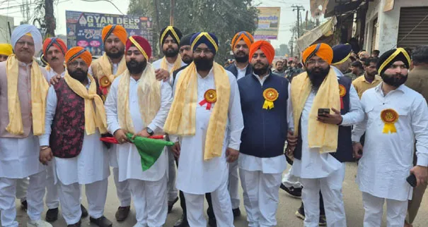 शिकोहाबाद: गुरु गोविंद सिंह के प्रकाश पर्व पर निकाला गया नगर संकीर्तन