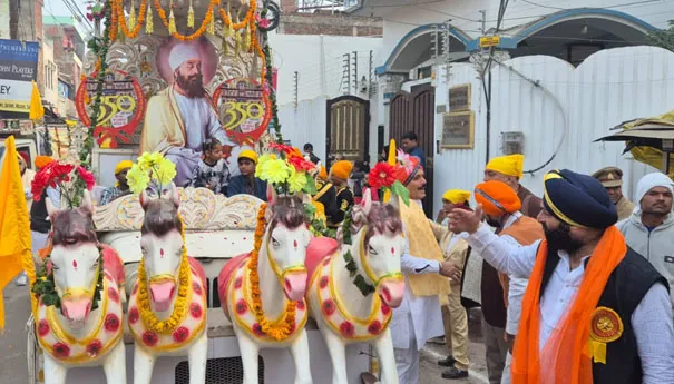 शिकोहाबाद: गुरु गोविंद सिंह के प्रकाश पर्व पर निकाला गया नगर संकीर्तन