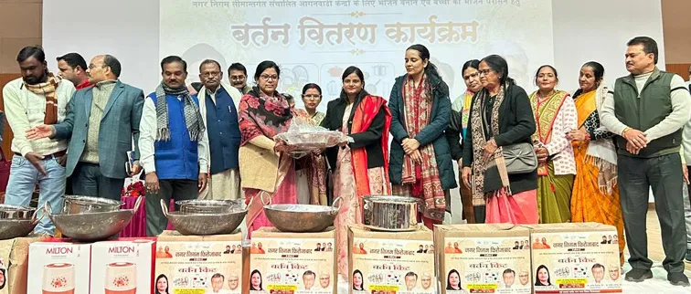 फिरोजाबाद: महापौर, नगर आयुक्त ने गर्भवती महिलाओं कराई गोदभराई, आंगनबाडी कार्यकत्रियों को बांटे बर्तन