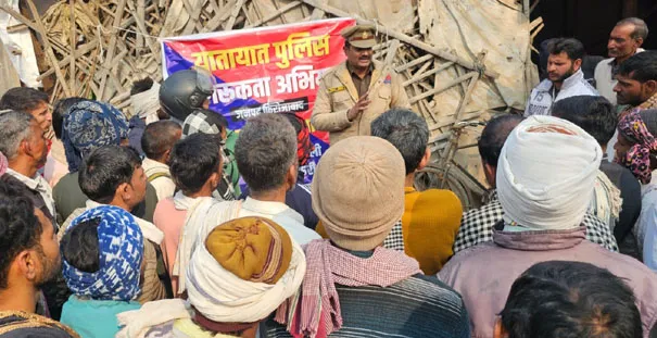 फिरोजाबाद: श्रमिको और वाहन चालकों को जागरूक कर 888 चालान किये