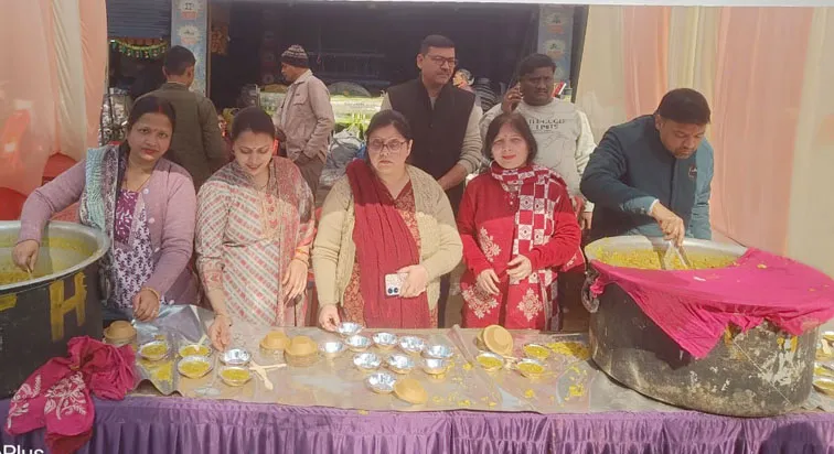 शिकोहाबाद: कल्पतरू ट्रस्ट ने मकर संक्राति पर खिचडी, गर्म वस्त्र का किया वितरण