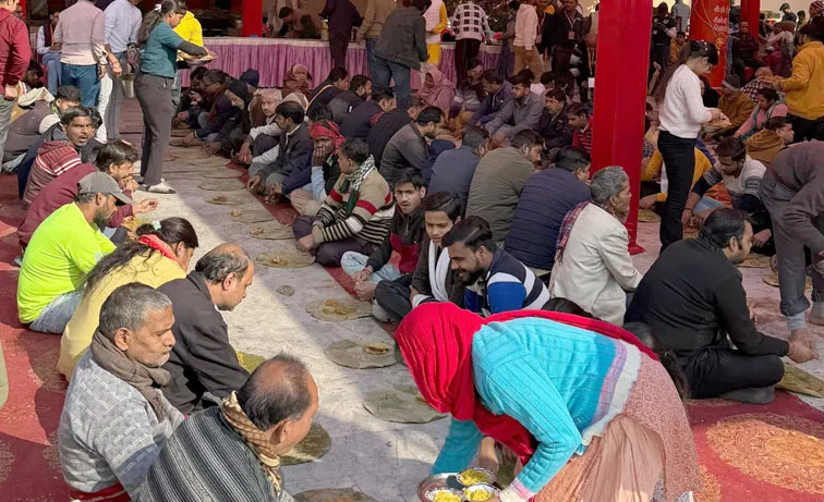 फिरोजाबाद: भक्तों ने 56 भोग, फूल बंगला के दर्शन कर लिया धर्मलाभ