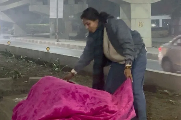 नोएडा: औरा आरिनी फाउंडेशन की जरूरतमंदो को बांटे कम्बल