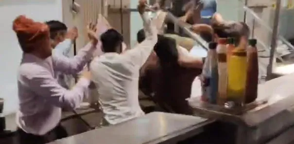 फ़िरोज़ाबाद: रेस्टोरेंट संचालक ने कर्मचारियों के साथ मिलकर ग्राहकों के साथ की मारपीट, दो घायल