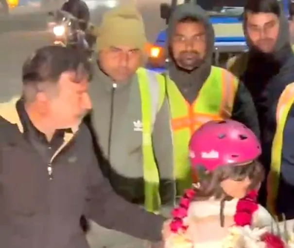 शिकोहाबाद: स्केटिंग कर भगवान श्रीराम के दर्शन करने वाली छात्रा को चेयरमैन प्रतिनिधि ने किया सम्मानित