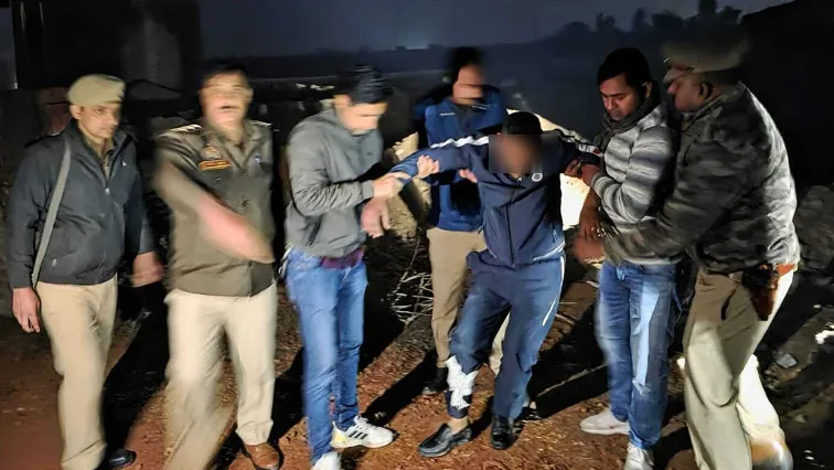 फिरोजाबाद: पुलिस की वर्दी पहनकर टप्पेबाजी करने वाला मुठभेंड में साथी सहित गिरफ्तार