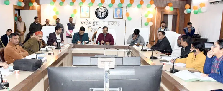 फिरोजाबाद: फॉर्म-6 में लक्ष्य की पूर्ति न करने वालों का वेतन काटा जायेगा-डीएम