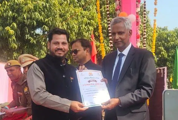 फिरोजाबाद: मंडलायुक्त ने समाजसेवी शहजाद खान को किया सम्मानित