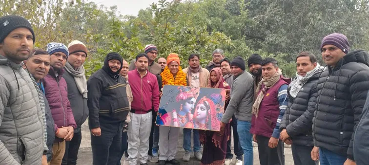 फिरोजाबाद: सेवानिवृत्त को विदाई देते हुए, सेवा काल में किये गये कार्यो की सराहना