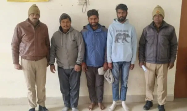 फिरोजाबाद: दुकानों के शटर काटकर चोरी करने वाले गिरोह के तीन सदस्य गिरफ्तार