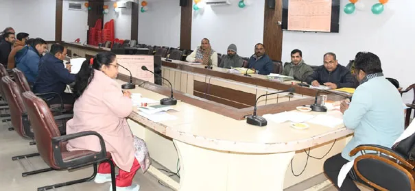 फिरोजाबाद: सर्दियों में वृद्वजनों के लिए अलाव, गर्म कपड़े मुहैया कराएं-एडीएम