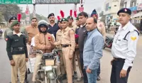 फिरोजाबाद: गुलाब का फूल देकर वाहन चालकों को किया जागरूक 