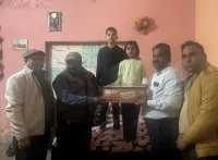 शिकोहाबाद: स्केटिंग कर भगवान श्रीराम के दर्शन करने वाली छात्रा को चेयरमैन प्रतिनिधि ने किया सम्मानित