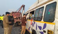 फिरोजाबाद: यात्री से भरी ट्रैवलर बस का टायर फटने से डिवाइडर से टकराकर पलटी