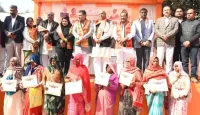 फिरोजाबाद: मुख्यमंत्री आवास योजना के 162 लाभार्थियों को जनप्रतिनिधियों ने बांटे प्रमाण पत्र