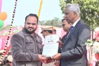 फ़िरोज़ाबाद: मंडलायुक्त ने डॉ. हिमांशु शर्मा को किया सम्मानित