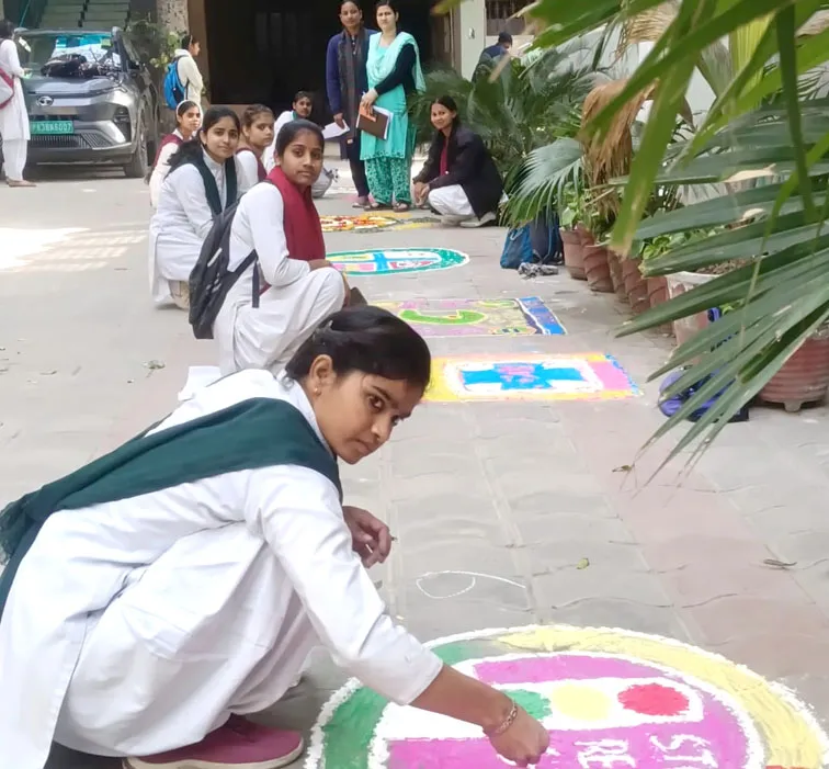 फिरोजाबाद: छात्राओं ने रंगोली के माध्यम से सड़क सुरक्षा के नियमों को जीवन में उतारने का दिया संदेश