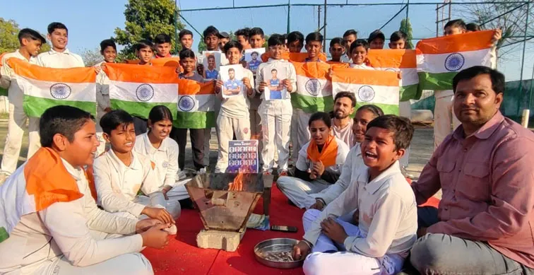 फिरोजाबाद: भारत की जीत के लिए बच्चों ने किया हवन