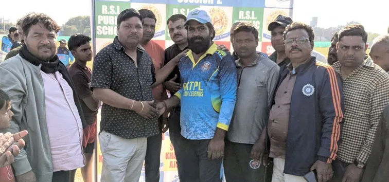 फिरोजाबाद: प्रीमियर लीग टूर्नामेंट में श्याम सरोवर और युवान यंग स्टार रही विजेता