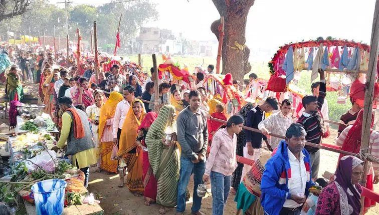फिरोजाबाद: महाशिव रात्रि पर्व शिवालयों में गूंजे बम-बम भोले के जयकारें