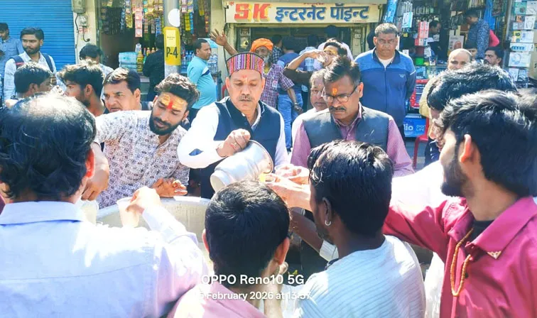 फिरोजाबाद: ठंडाई का हुआ वितरण