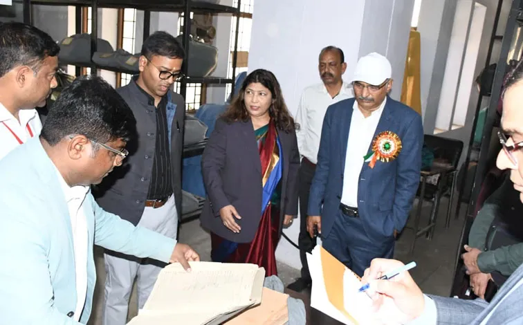 फिरोजाबाद: स्वास्थ्य सेवाओं में लापरवाही बर्दाश्त नहीं की जायेगी-मंडलायुक्त