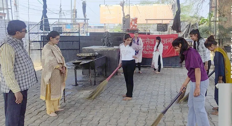 फिरोजाबाद: एनएसएस की छात्राओं ने श्रमदान कर स्वच्छता का दिया संदेश