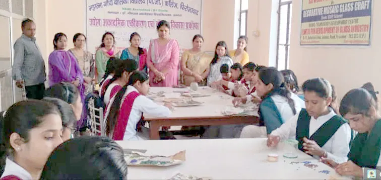 फिरोजाबाद: छात्राओं ने प्रशिक्षण में रंग-बिरंगे ग्लास चिप्स से डिजाइन करना सीखा
