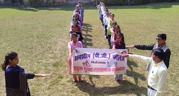 फिरोजाबाद: सड़क सुरक्षा के नियमों का पालन करने की दिलाई शपथ