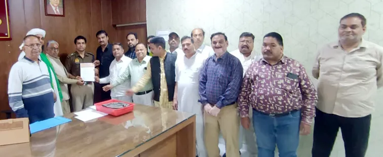 फिरोजाबाद: व्यापार मंडल ने एसपी सिटी को सौंपा ज्ञापन, जाम से मुक्ति दिलाने की मांग
