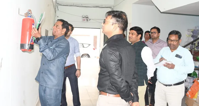 फिरोजाबाद: डीएम ने वेयर हाउस का किया निरीक्षण, देखी व्यवस्थाएं