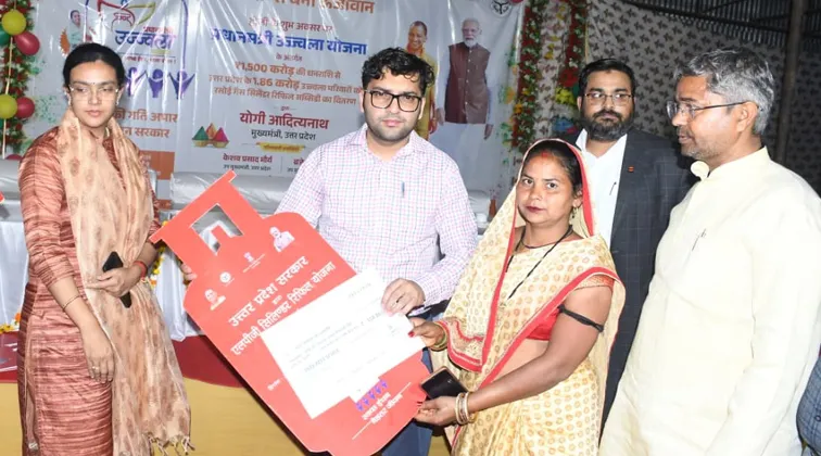 फिरोजाबाबाद: प्रधानमंत्री उज्ज्वला योजना के चयनित लाभार्थियों को बांटे स्वीकृति पत्र