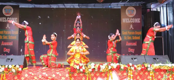 फिरोजाबाद: संत परम दयाल सीनियर सेकेंडरी स्कूल के वार्षिकोत्सव में बच्चों ने मचाया धमाल