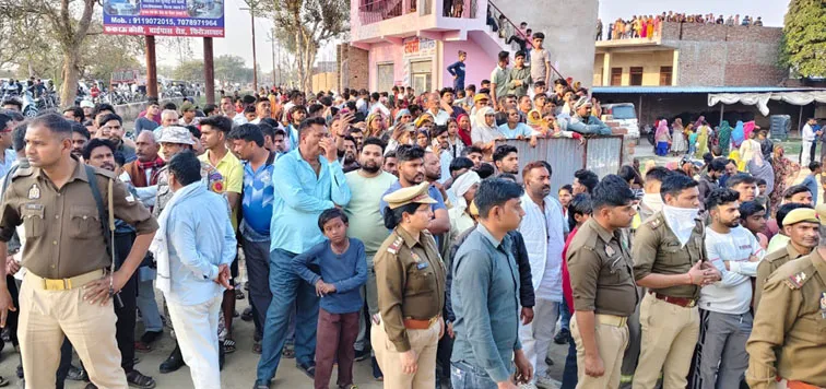 फिरोजाबाद: निर्माणाधीन मकान की दूसरी मंजिल का लेंटर भरभराकर गिरा, तीन साल की बच्ची की मौत